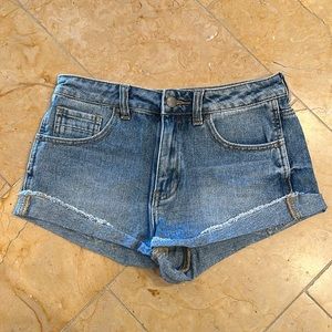 Size 26 Kendall & Kylie short denim shorts - never worn!